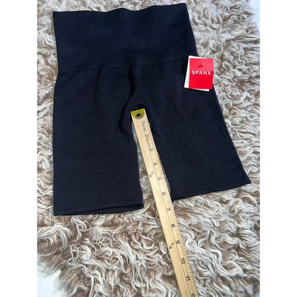 Spanx women’s New black shorts - Picture 5 of 10